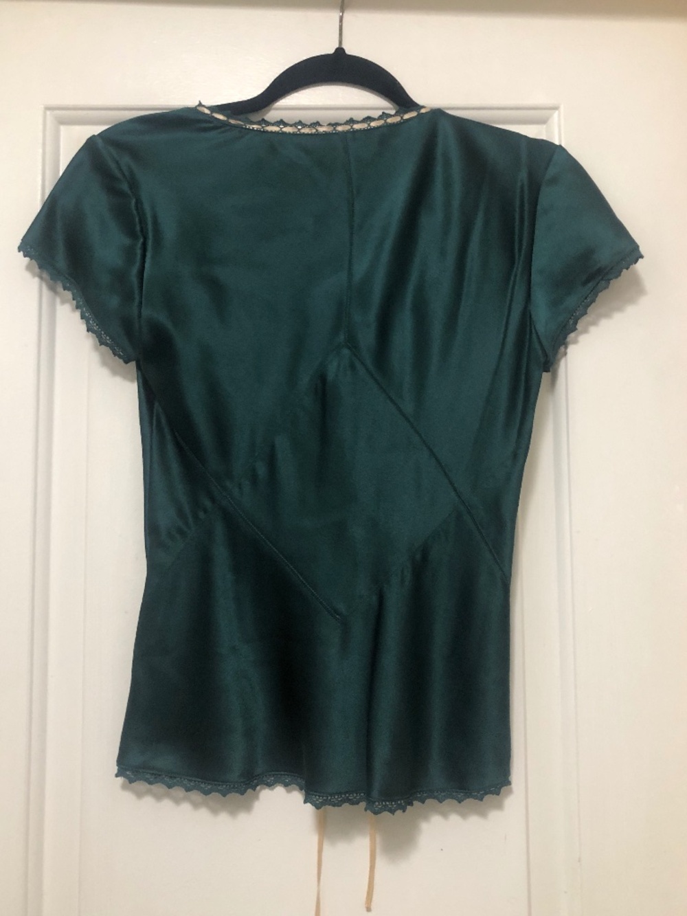 DKNY satin blouse with lace detailing and a V-neckline.Size 4 - Picture 3 of 6